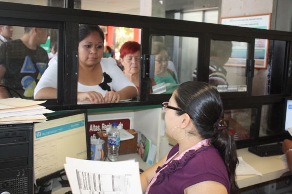 Burócratas federales seguirán haciendo trabajo a distancia hasta el 4 enero