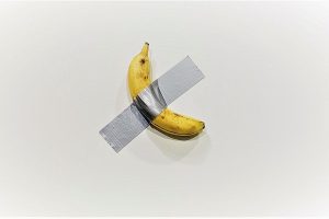 La “comedia” del plátano pegado a la pared