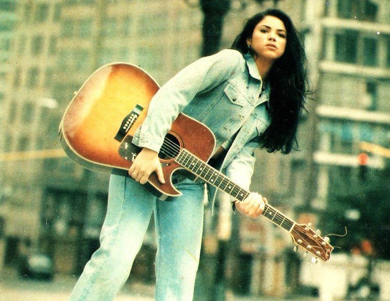 Pies descalzos de Shakira cumple 25 años