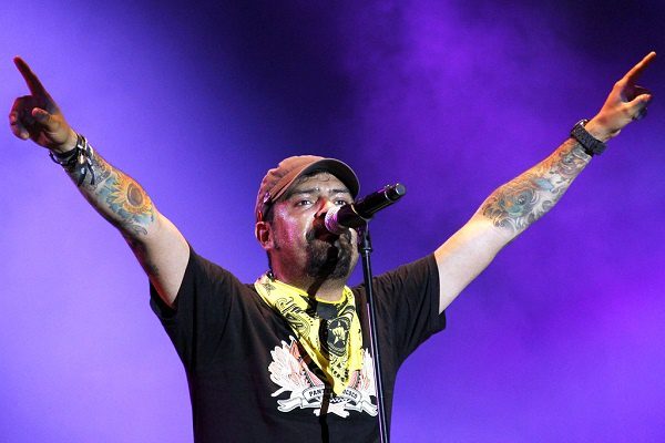 Dr. Shenka, vocalista de Panteón Rococó, da positivo a Covid-19