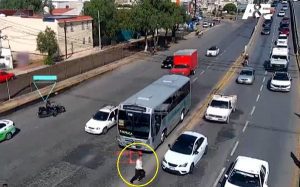 #CamAlert Ladrón roba automóvil, intenta huir pero termina siendo atropellado #VIDEO