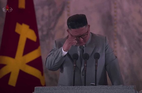 Con lágrimas en los ojos, Kim Jong-Un pide perdón a norcoreanos