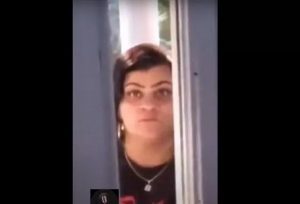 Mujer amenaza a sus vecinos tras haberle cambiado la contraseña del Wifi #VIDEO