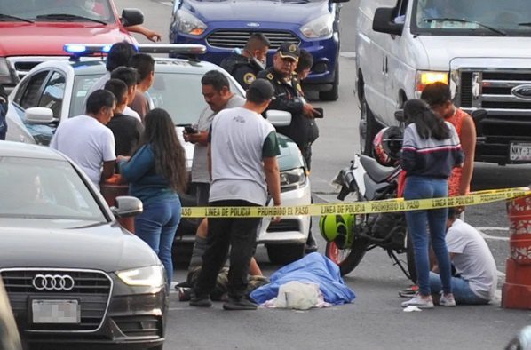 Despachador de gasolina es embestido por cliente que huyó sin pagar