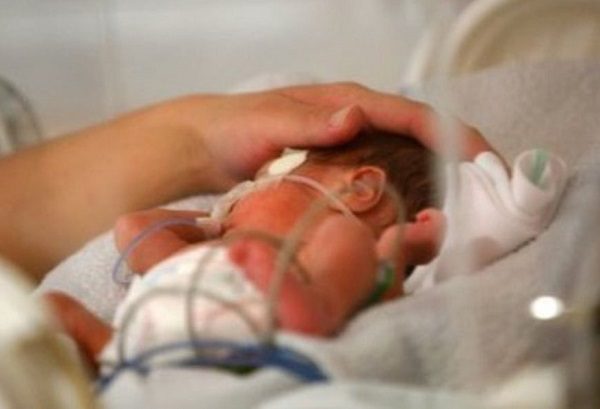 Para que muera de hambre en silencio, mujer encierra a recién nacida en un armario