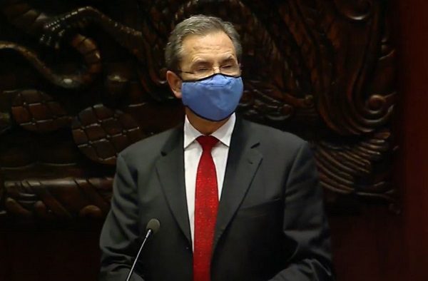 Titular de la SEP predica con el ejemplo y se opone a quitarse cubrebocas en comparecencia #VIDEO