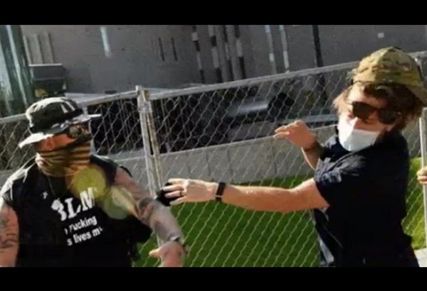 Manifestante cachetea a guardia y éste le dispara y lo mata