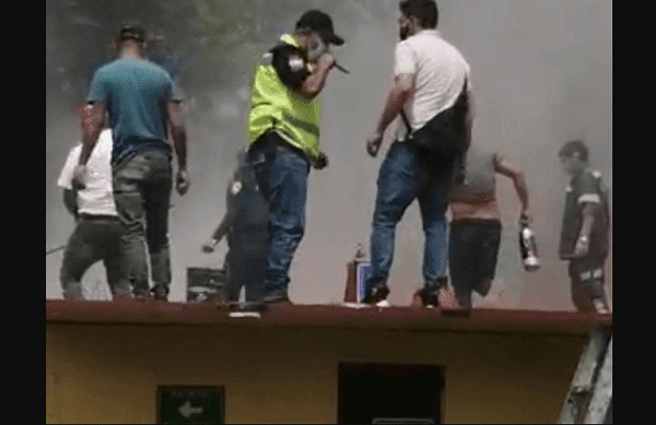 Incendio en almacén de limpieza deja dos personas intoxicadas