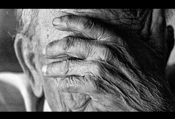 Delincuentes roban y ultrajan a adulto mayor dentro de su propia casa