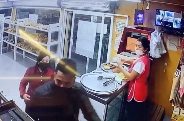 Se hace pasar por cliente y ladrona roba panadería #VIDEO