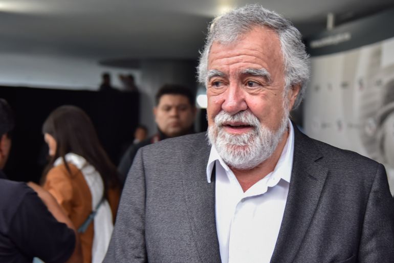 Alejandro Encinas se aísla, en espera de resultados de prueba de Covid-19