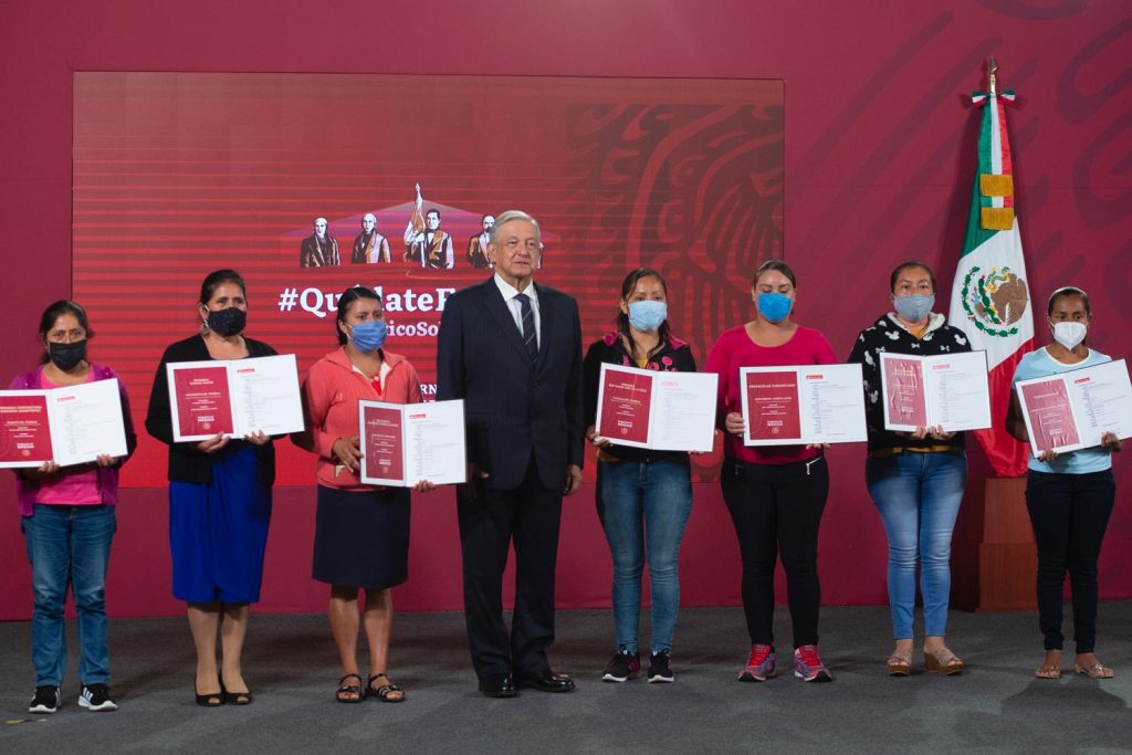 López Obrador entregó premios a escuelas ganadoras en sorteo del avión