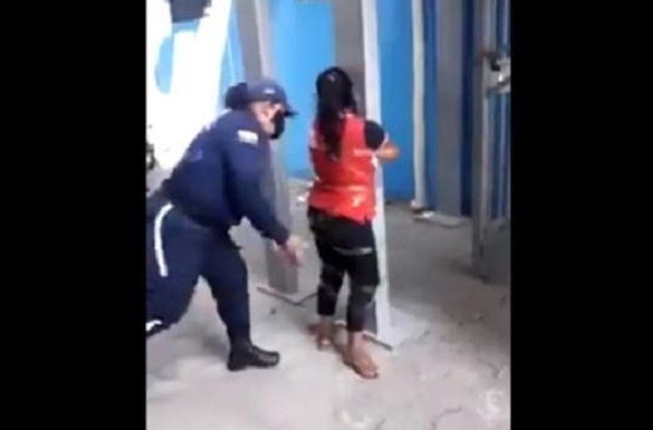 Mujer con discapacidad es amarrada y golpeada a un poste #VIDEO