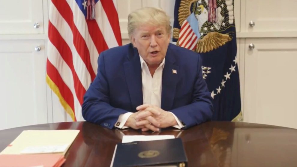 Trump trabajando desde hospital, Casa Blanca difunde #IMÁGENES