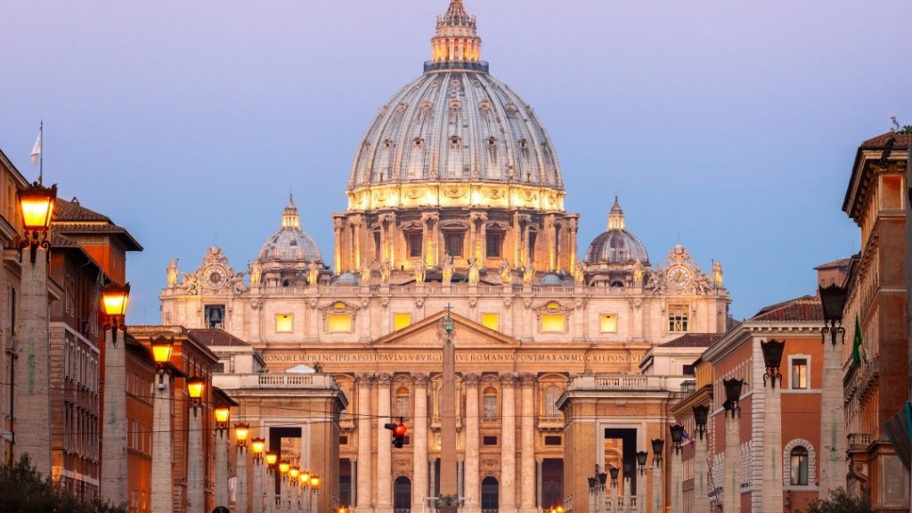 Detienen a "la dama del cardenal" por malversar fondos del Vaticano