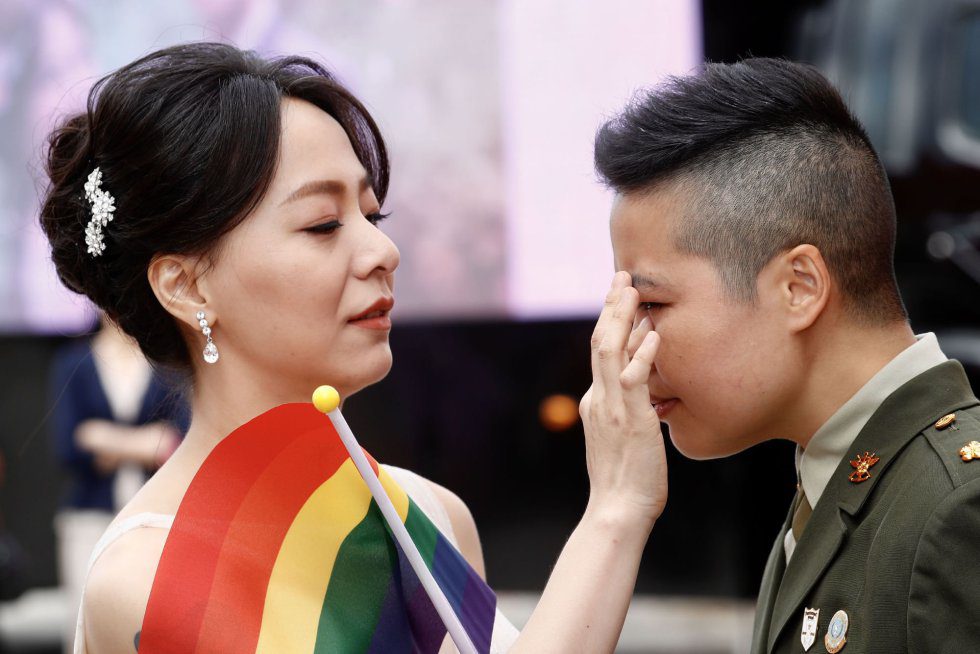 Parejas homosexuales se casan por primera vez en una boda militar en Taiwán