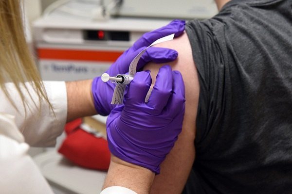 Continúan pruebas de vacuna en Brasil, pese a muerte de participante