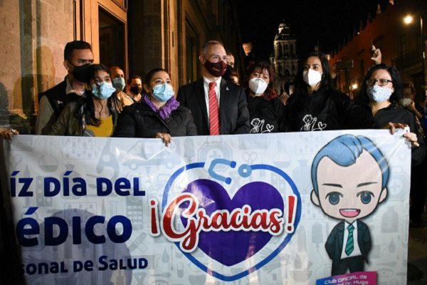 Club de Fans le lleva serenata a López-Gatell #VIDEOS