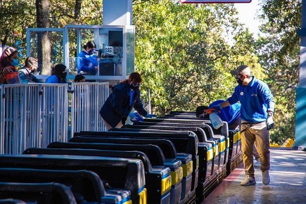 Six Flags reabre sus puertas con intensas medidas sanitarias