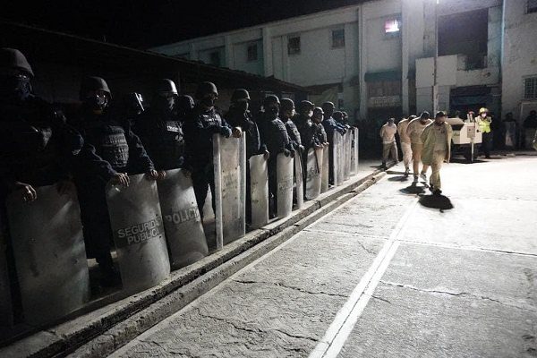 Cierran penal de Ixcotel, Oaxaca. Trasladan a 906 reos #VIDEO