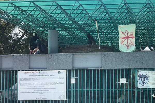 Estudiantes toman Bachilleres 9 tras denuncia a profesor #VIDEO