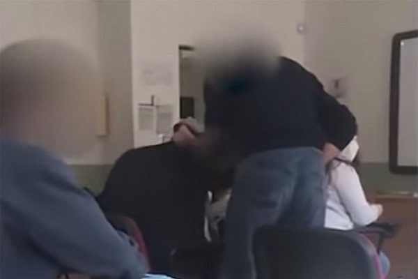 Profesor italiano golpea a alumno por no usar cubrebocas #VIDEO