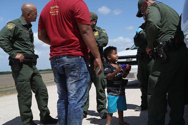 EU ha enviado a más de 200 niños ilegalmente a México, revela el NYT