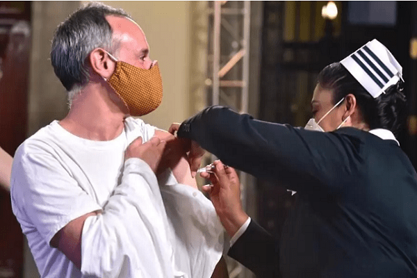 López-Gatell se vacuna contra la influenza en directo #VIDEO