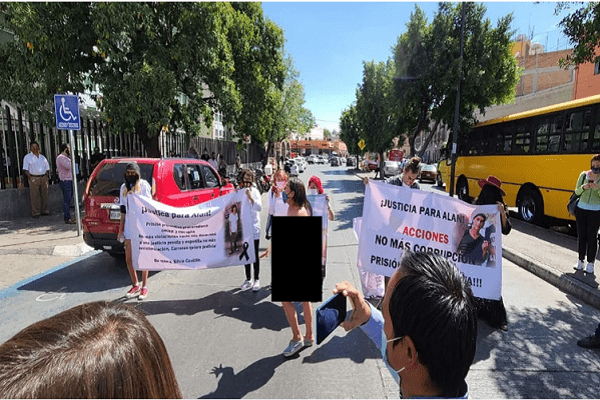 Madre se desnuda en SLP para exigir justicia por su hijo muerto
