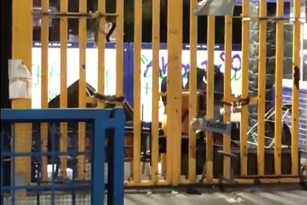 Encapuchados toman Prepa 8 UNAM #VIDEOS