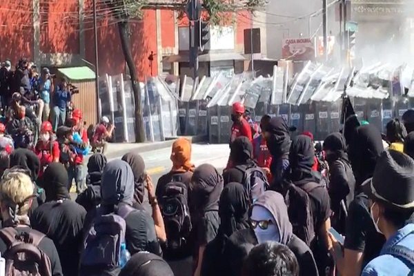 Se registran enfrentamientos con policías en marcha por 2 de octubre #VIDEO