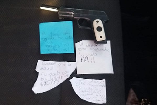 Mujer intenta asaltar banco en la Narvarte con pistola de juguete y notas