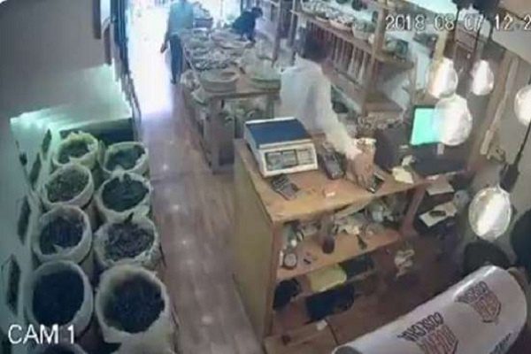 Denuncian a #LordLadrón, supuesto diputado de Morena que roba celulares #VIDEO