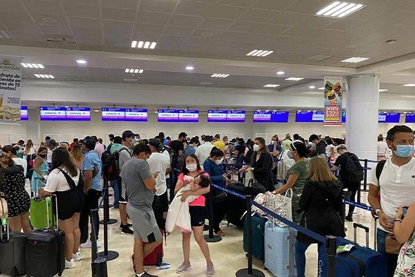 Cierra Aeropuerto de Cancún por "Delta". Turistas quedan varados #VIDEOS