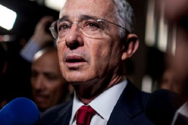 Dan libertad al expresidente colombiano Álvaro Uribe