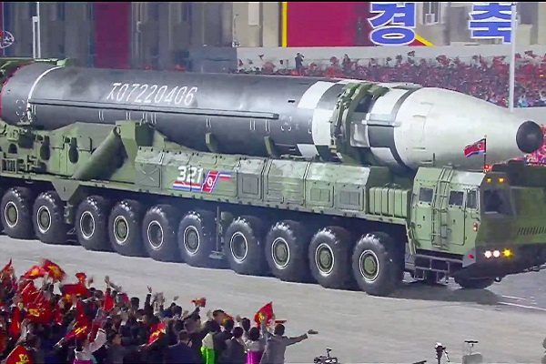 Corea del Norte exhibe nuevo misil intercontinental #VIDEO
