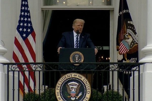 Trump realiza su primer acto público desde que se contagió con Covid-19