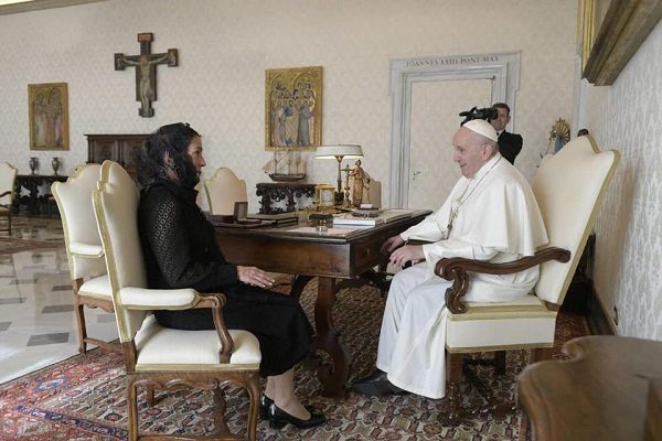 Beatriz Gutiérrez Müller se reúne con el Papa Francisco