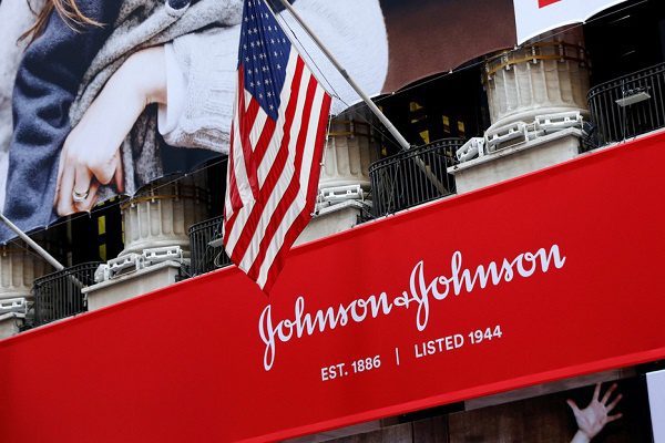J&J suspende ensayos de vacuna covid por "enfermedad inexplicabe"