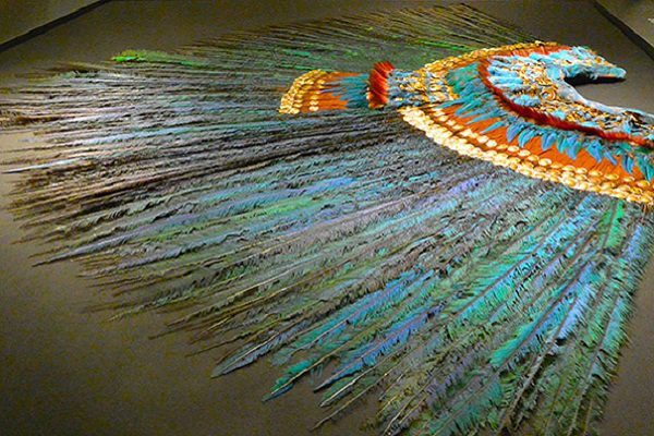 AMLO pide insistir en traer el penacho de Moctezuma a México