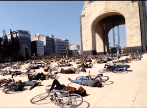 El Monumento a la Revolución de llena de “ciclistas caídos” en el performance #LutoCiclista
