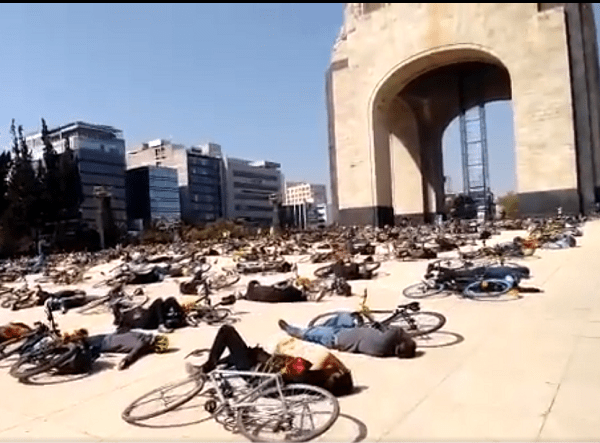 El Monumento a la Revolución de llena de "ciclistas caídos" en el performance #LutoCiclista