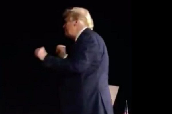 Trump baila "YMCA" en mitin de Florida #VIDEO