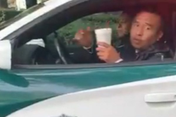 "¿No puedo desayunar?”, dice policía estacionado en ciclovía #VIDEO