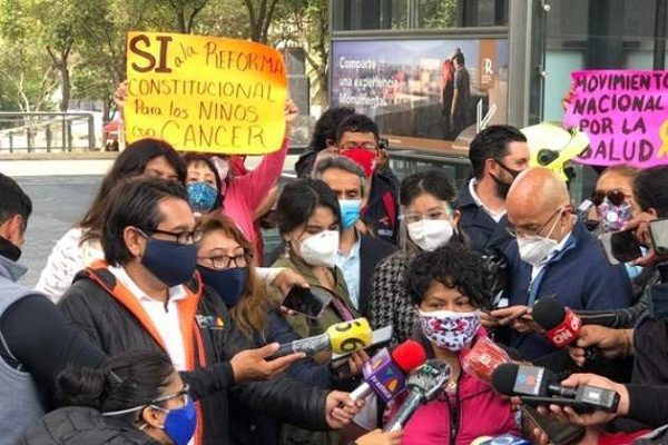 Padres de niños con cáncer denunciarán penalmente a AMLO