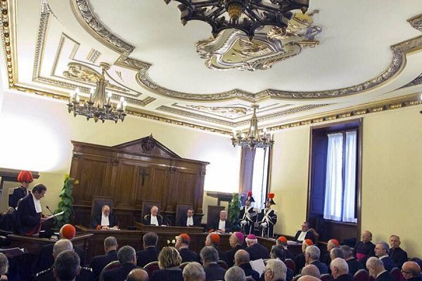 El Vaticano procesa a dos sacerdotes por abuso sexual