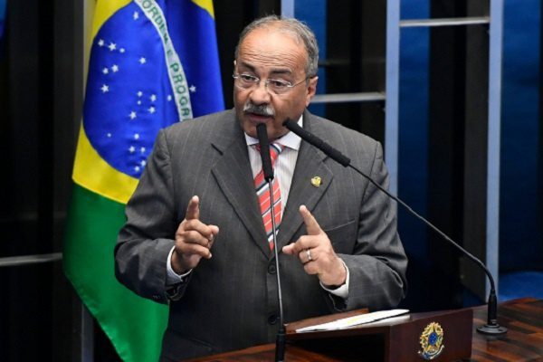Destituyen a senador brasileño que escondió dinero en sus calzoncillos
