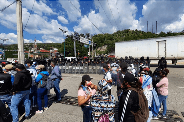 Desalojan a normalistas que bloqueaban la Autopista del Sol