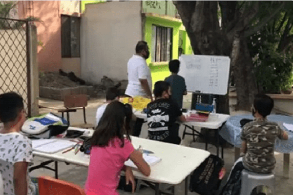 Maestro de Tamaulipas improvisa salón de clases en su patio #VIDEO