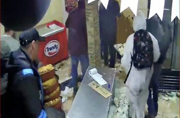 Con los puños, así intentó la dueña de una pastelería impedir el saqueo de su local #VIDEO